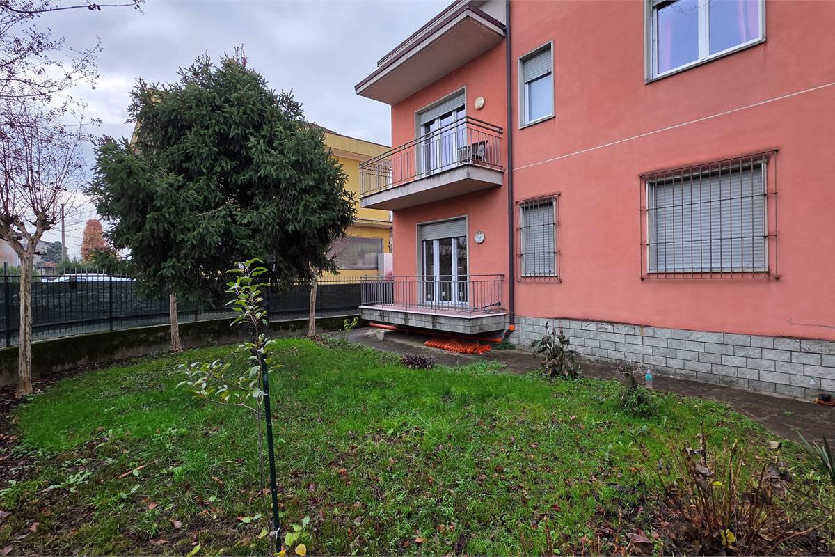 Porzione di casa a Carugo con due appartamenti 