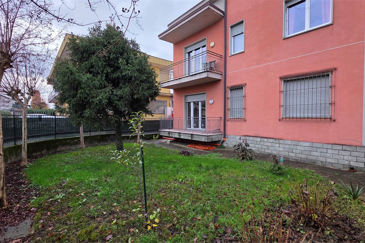 Porzione di casa a Carugo con due appartamenti 