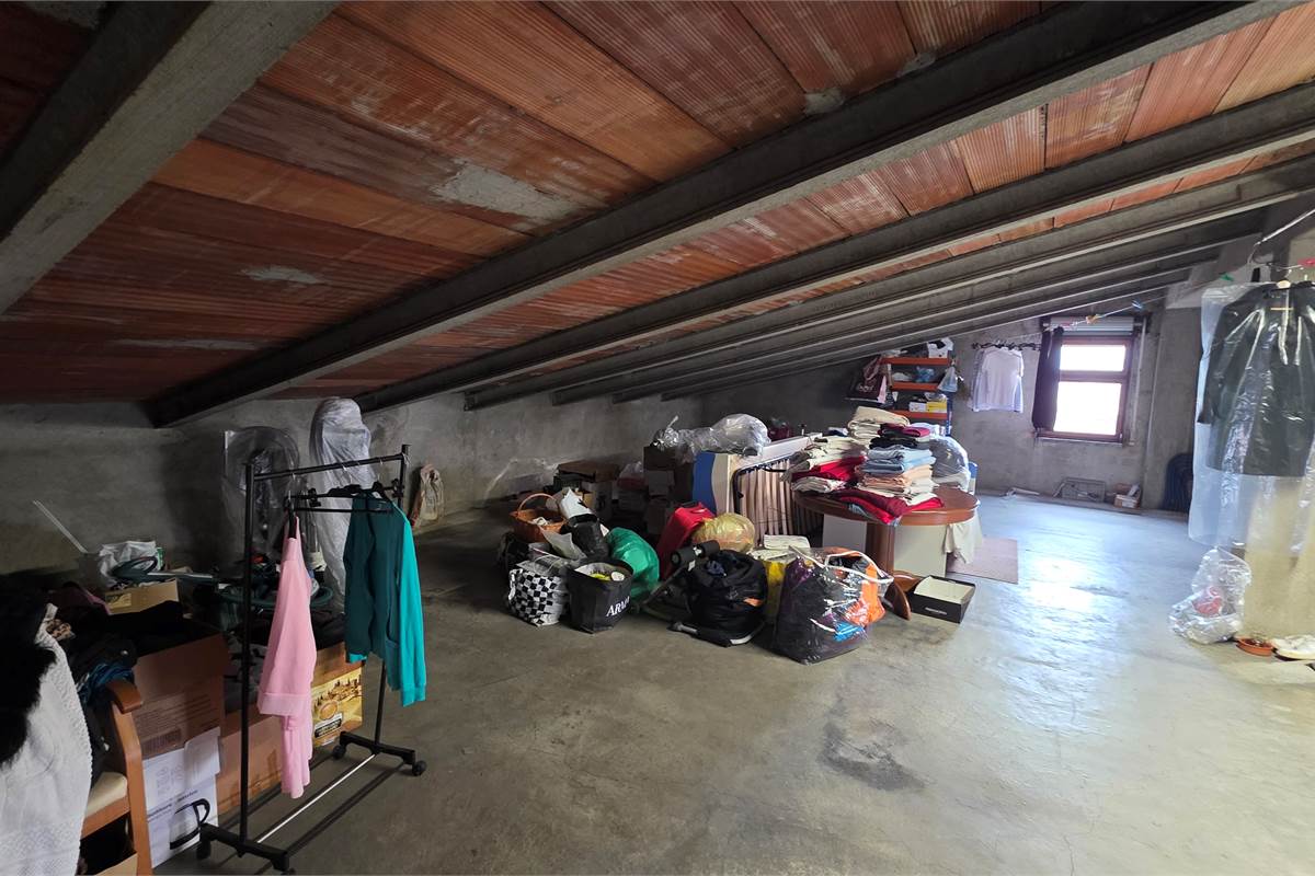 Porzione di casa a Carugo con due appartamenti 