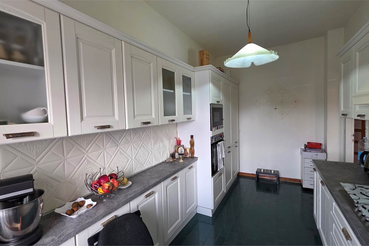 Porzione di casa a Carugo con due appartamenti 