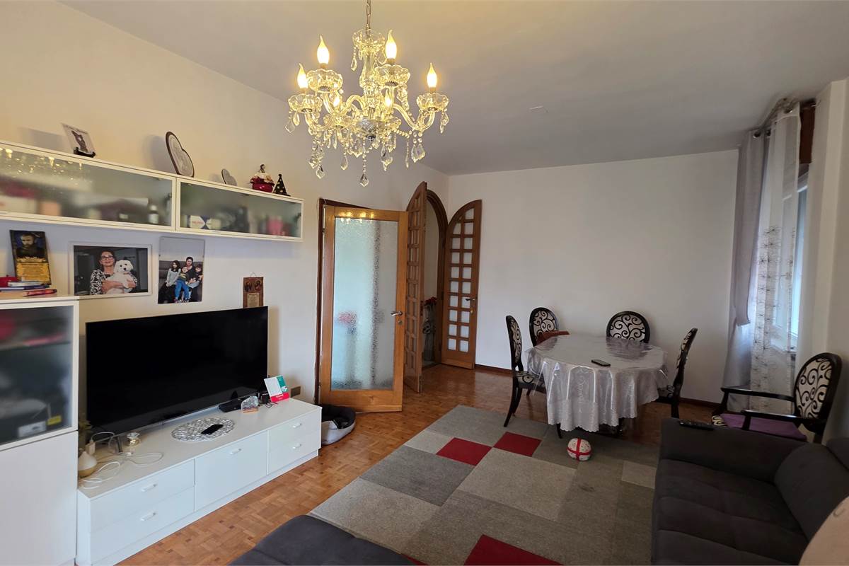 Porzione di casa a Carugo con due appartamenti 