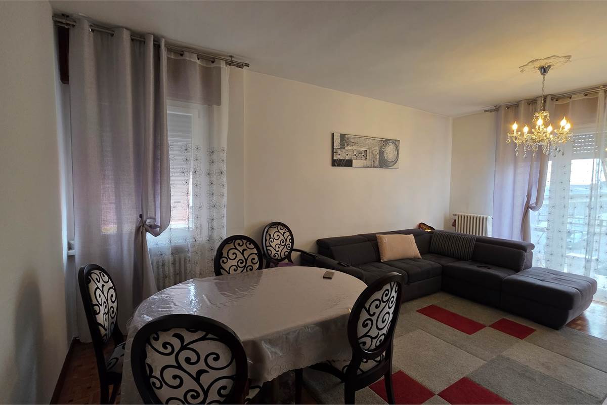 Porzione di casa a Carugo con due appartamenti 