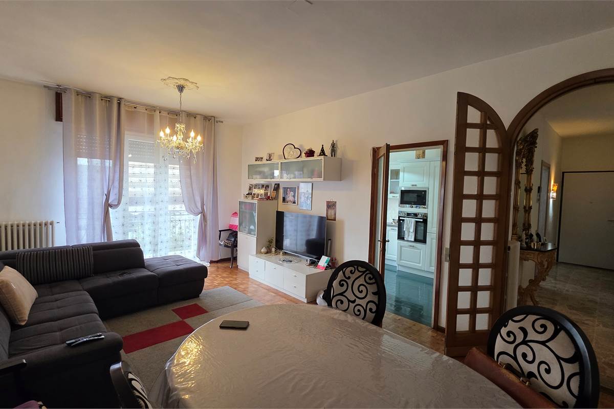 Porzione di casa a Carugo con due appartamenti 