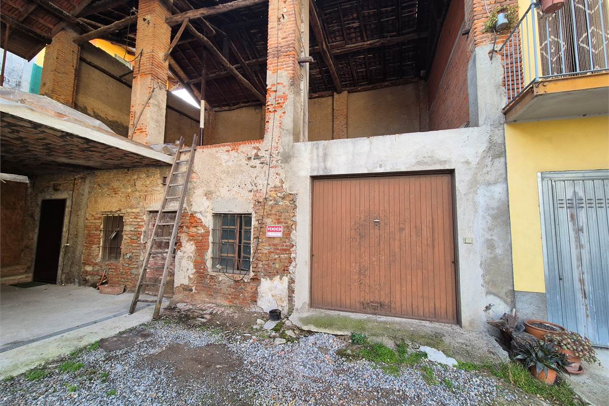 Autorimessa doppia con rustico sovrastante