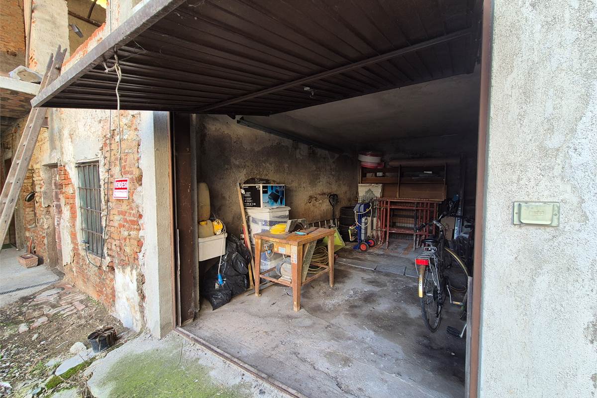 Autorimessa doppia con rustico sovrastante