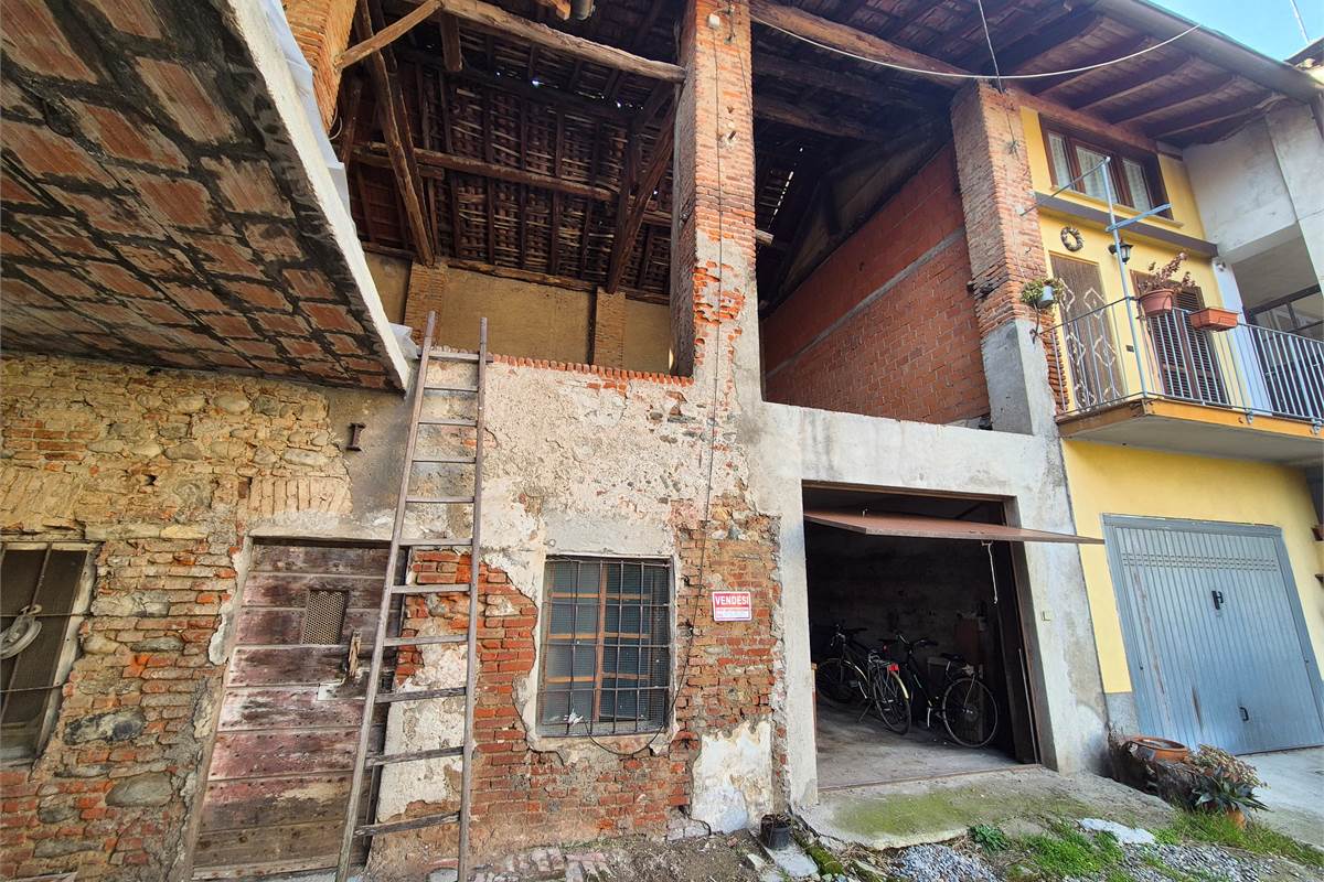 Autorimessa doppia con rustico sovrastante