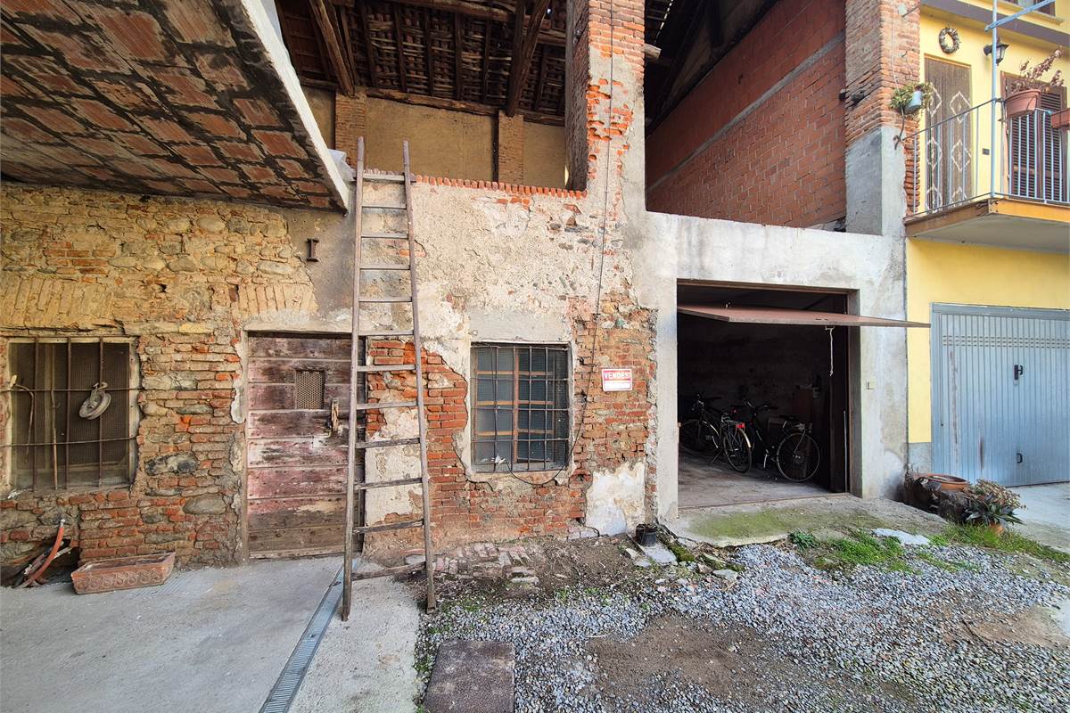 Autorimessa doppia con rustico sovrastante