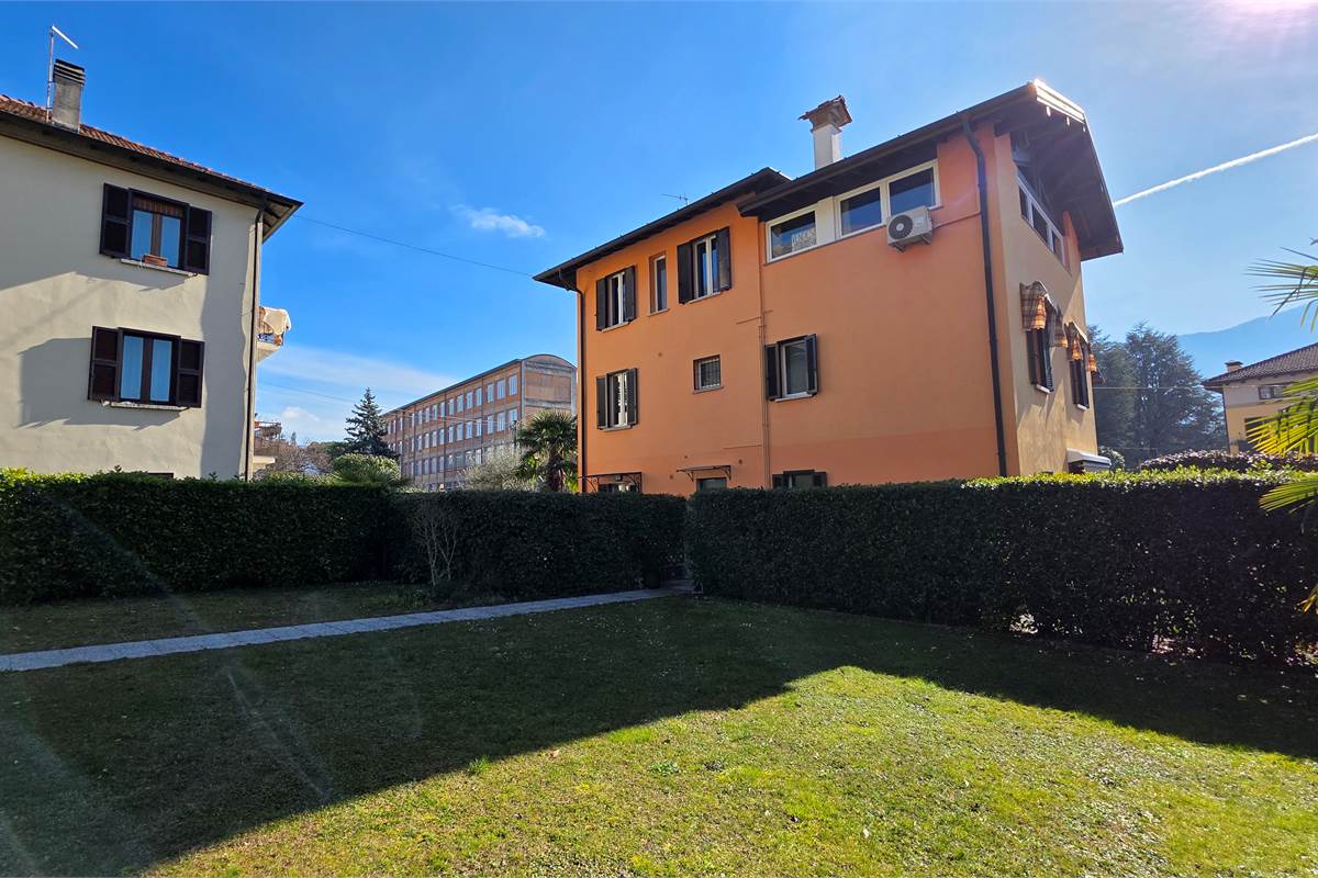 Trilocale con giardino e posto auto a Tremezzina 