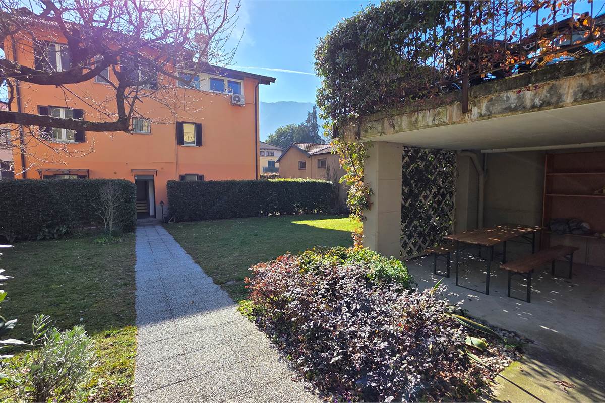 Villa singola con tre appartamenti a Tremezzina