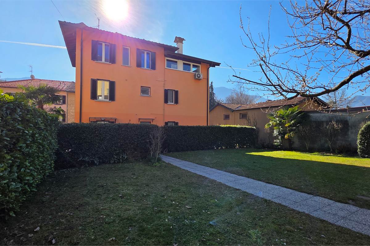 Villa singola con tre appartamenti a Tremezzina