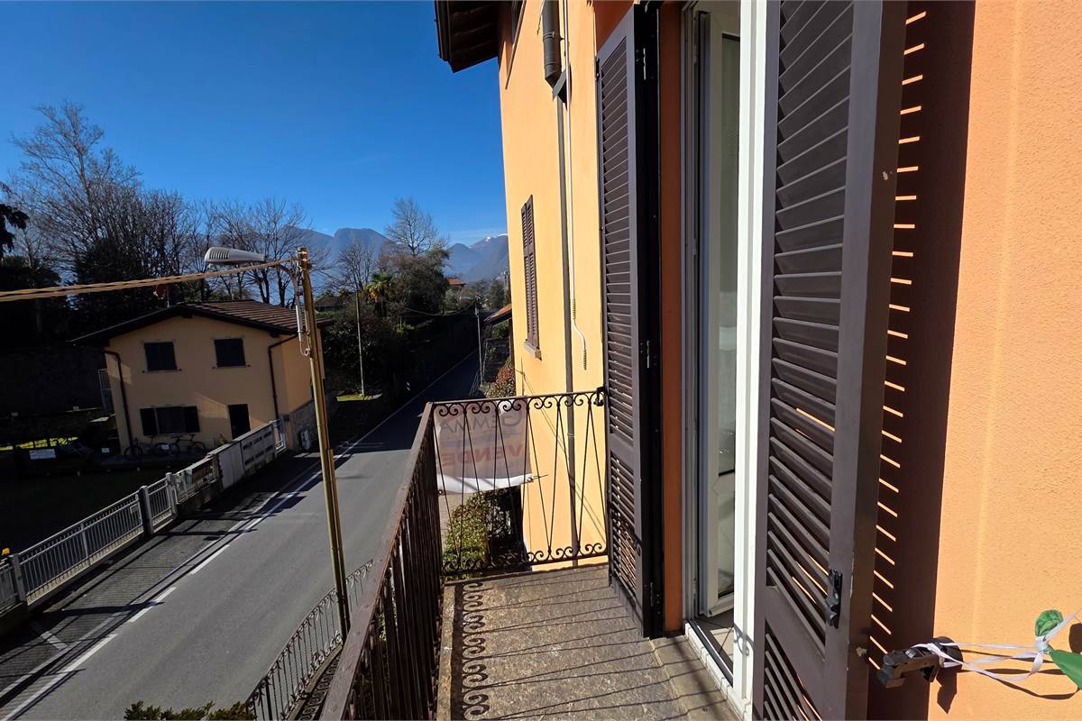 Villa singola con tre appartamenti a Tremezzina