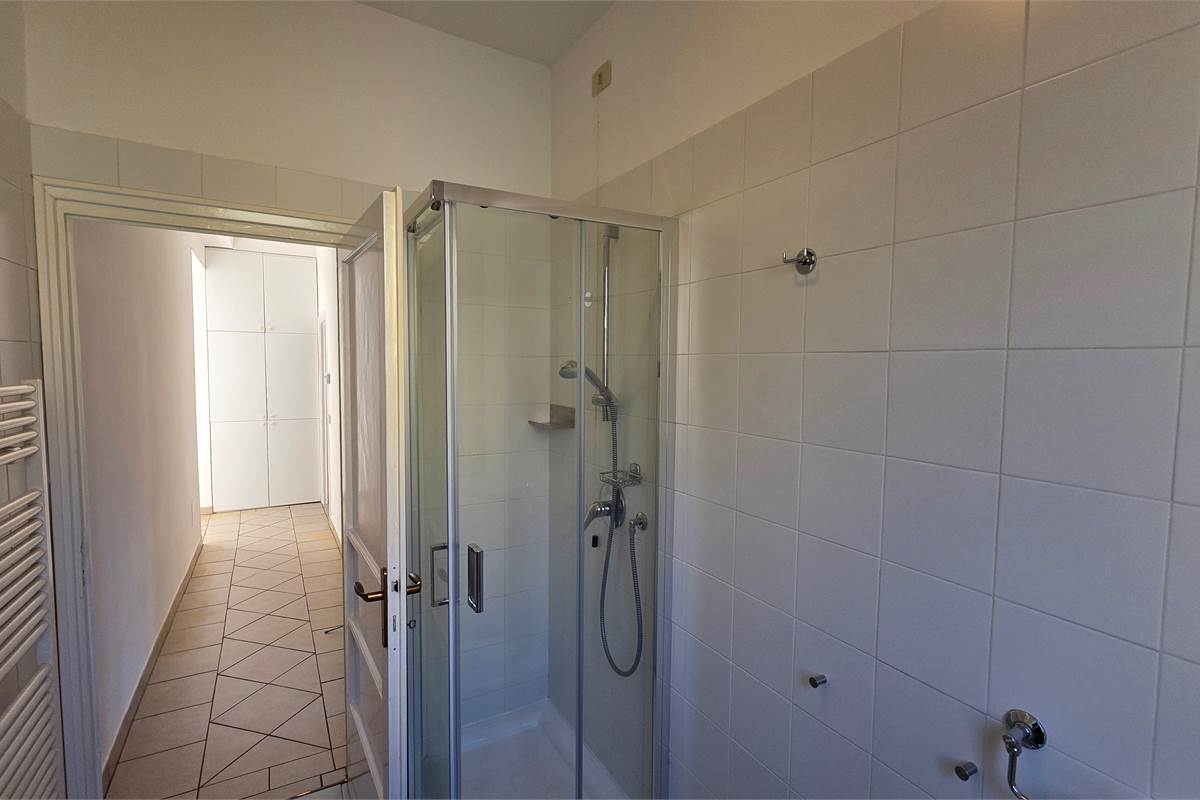 Villa singola con tre appartamenti a Tremezzina