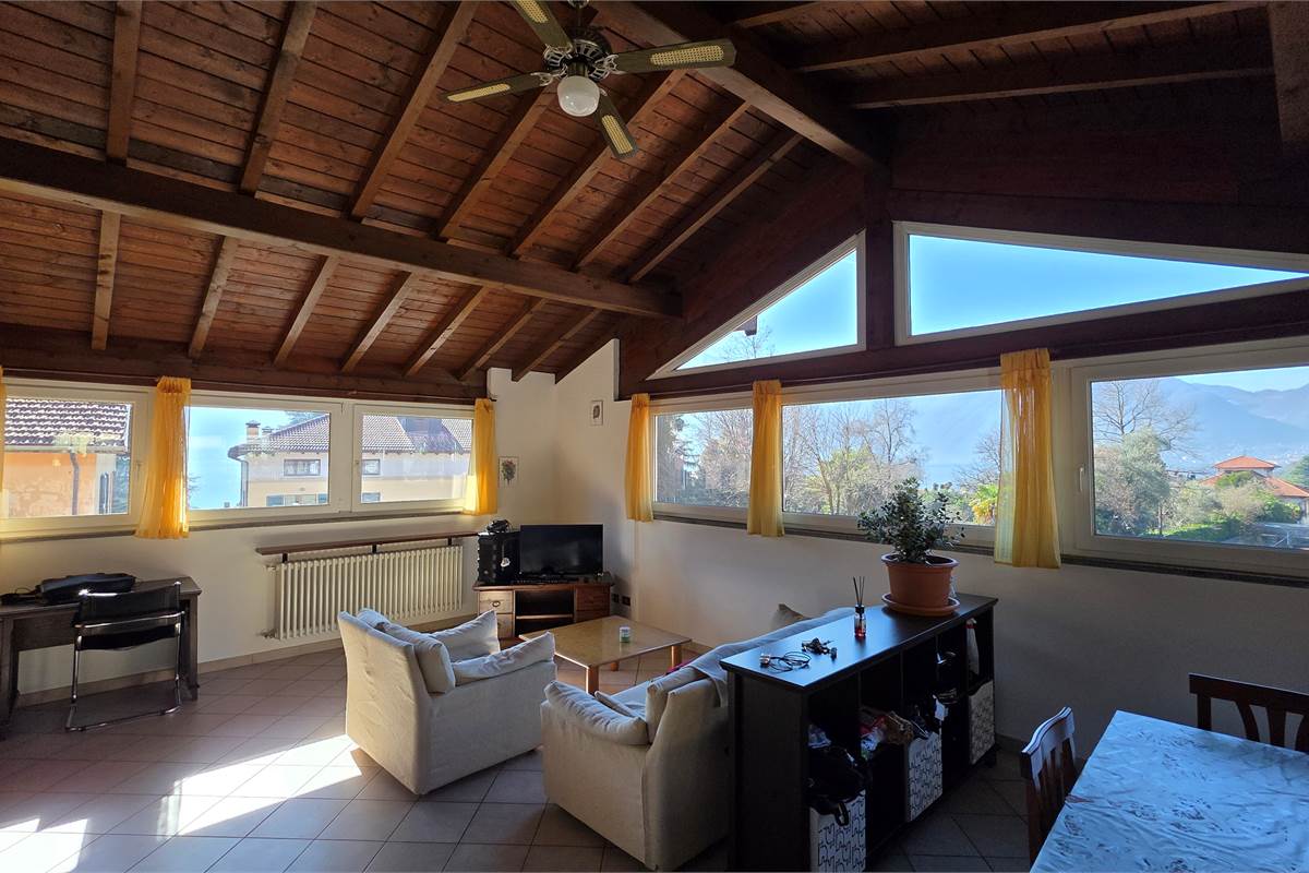 Villa singola con tre appartamenti a Tremezzina