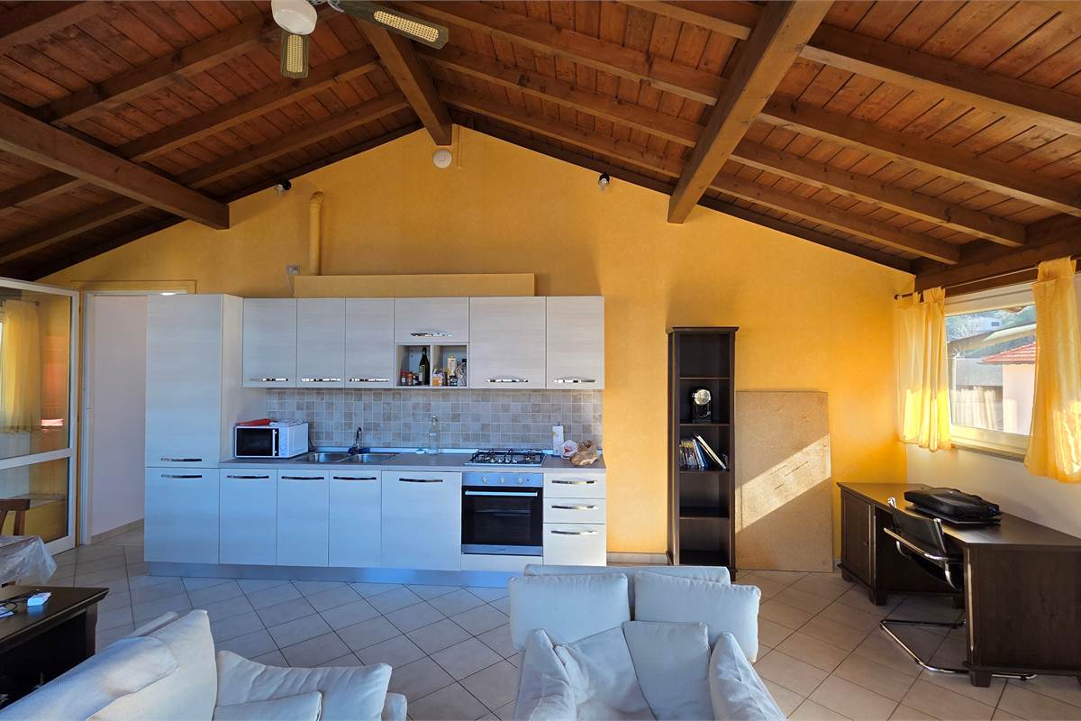 Villa singola con tre appartamenti a Tremezzina