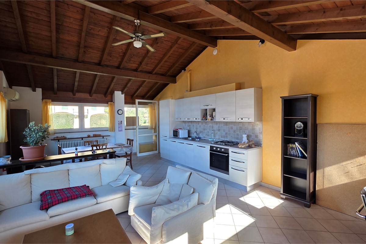 Villa singola con tre appartamenti a Tremezzina