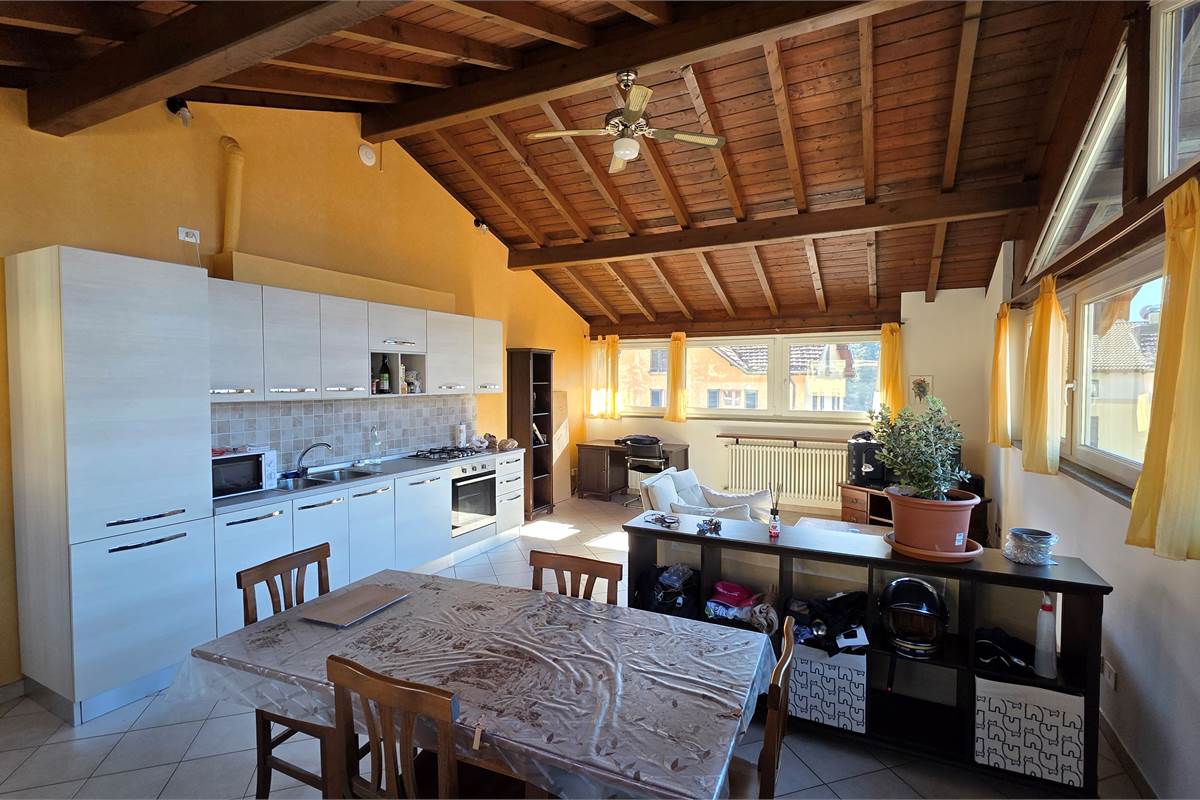 Villa singola con tre appartamenti a Tremezzina