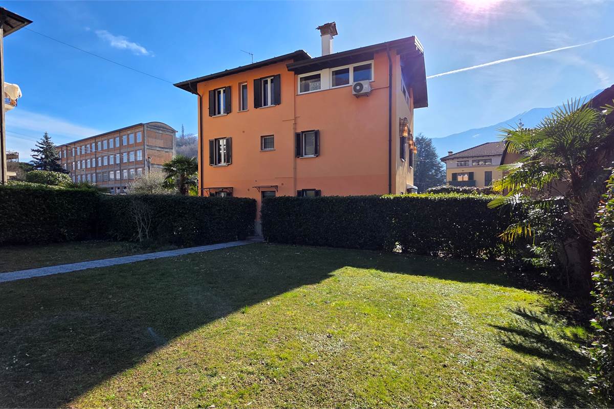Villa singola con tre appartamenti a Tremezzina