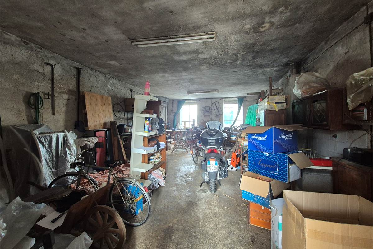 Rustico su due livelli con porticato privato