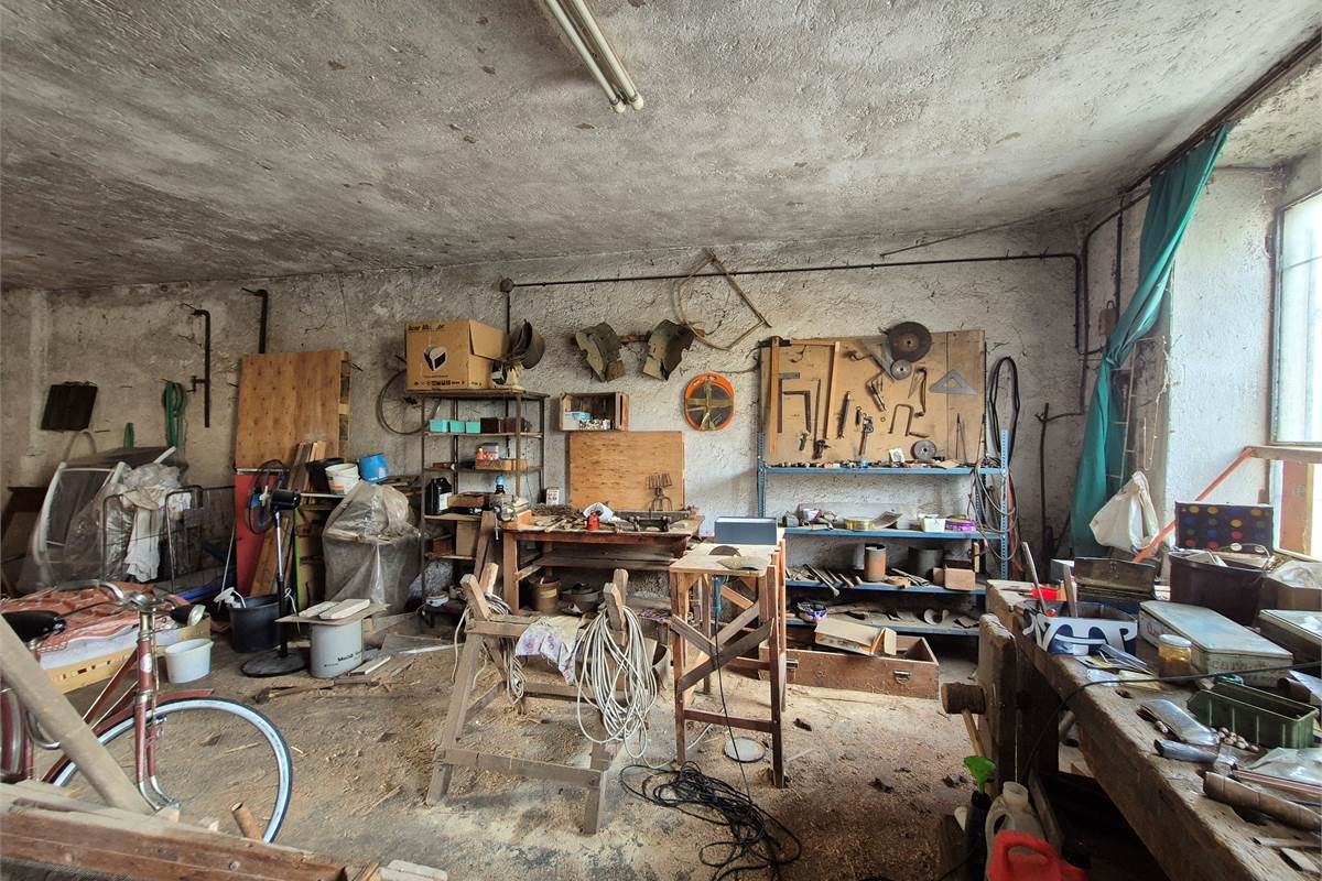 Rustico su due livelli con porticato privato