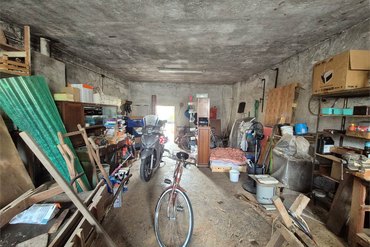 Rustico su due livelli con porticato privato