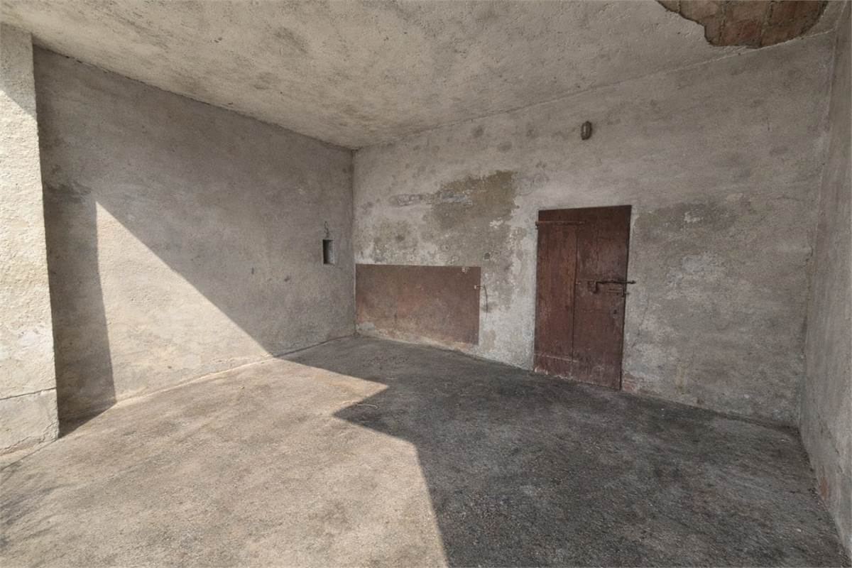 Rustico su due livelli con porticato privato