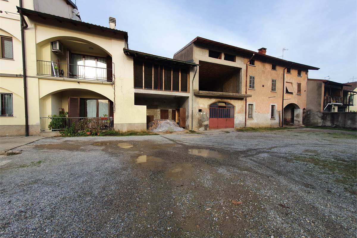 Intero casale con terreno a Fenegrò