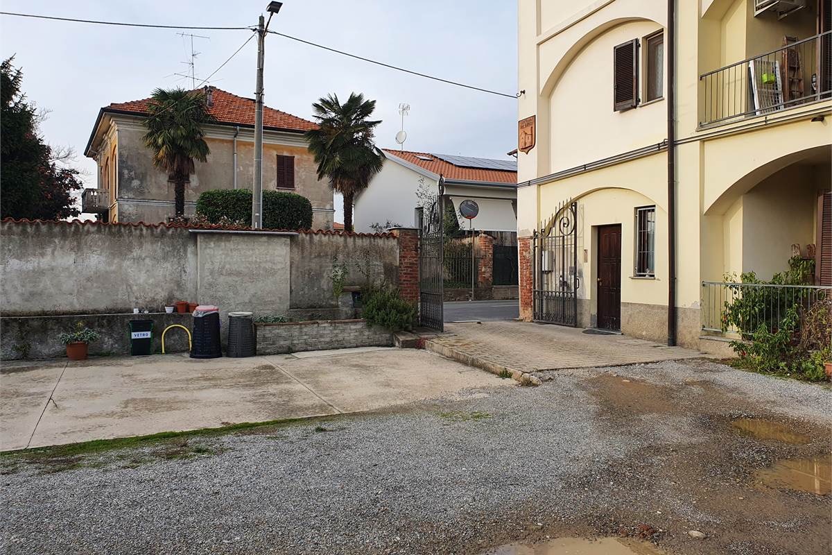 Intero casale con terreno a Fenegrò