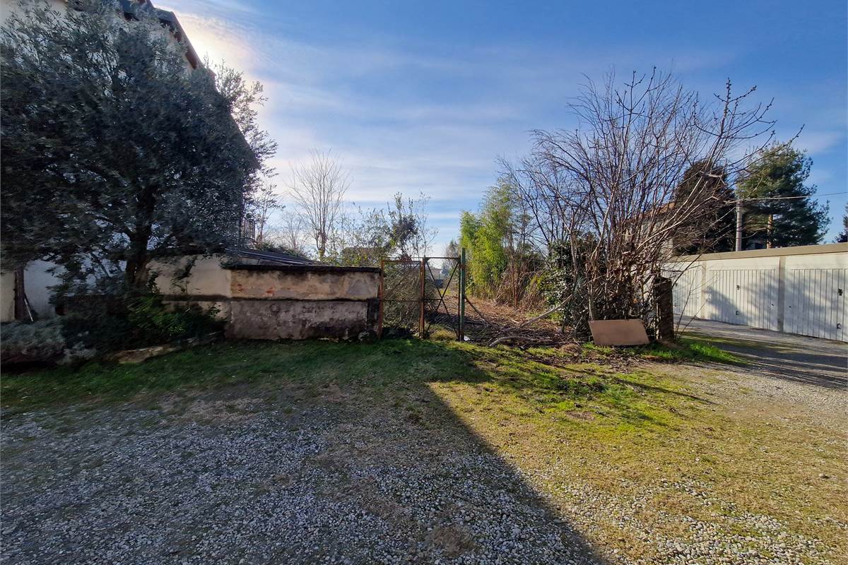 Intero casale con terreno a Fenegrò