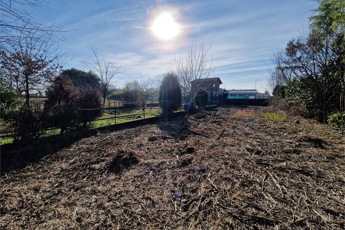 Intero casale con terreno a Fenegrò