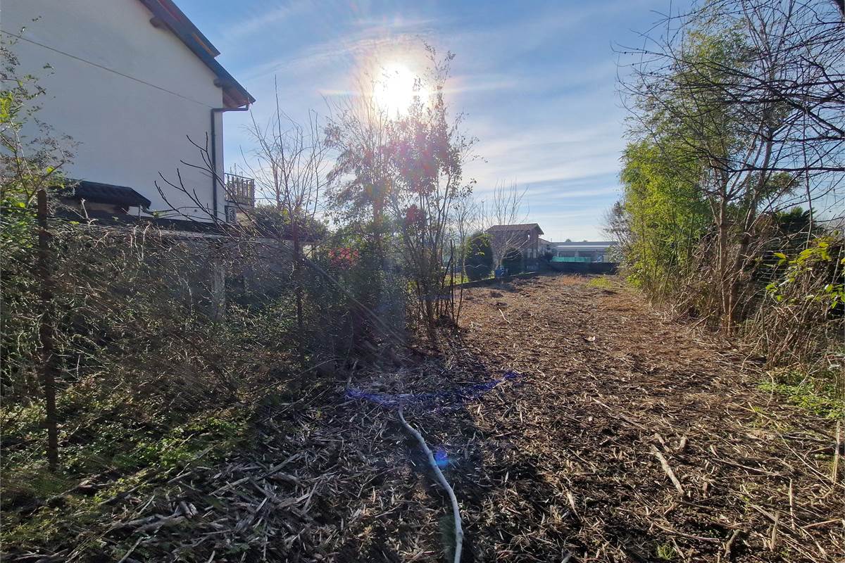 Intero casale con terreno a Fenegrò
