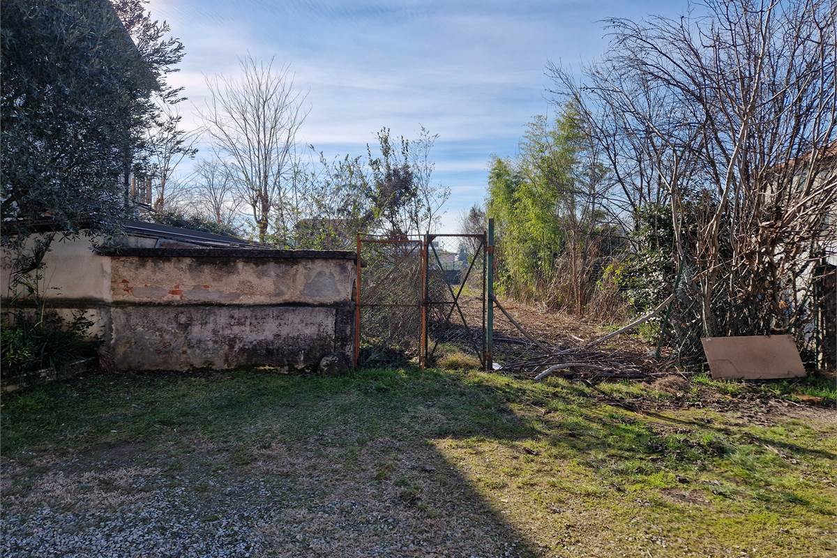 Intero casale con terreno a Fenegrò