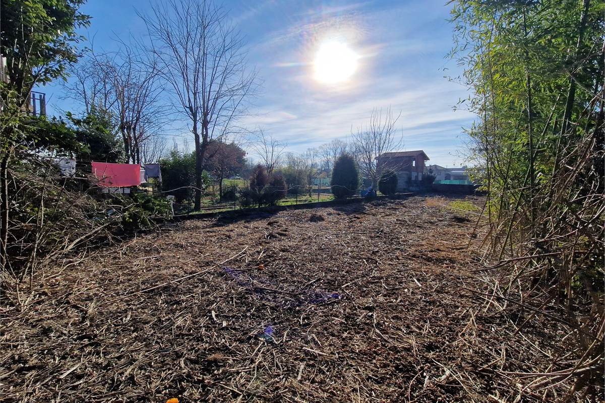 Intero casale con terreno a Fenegrò