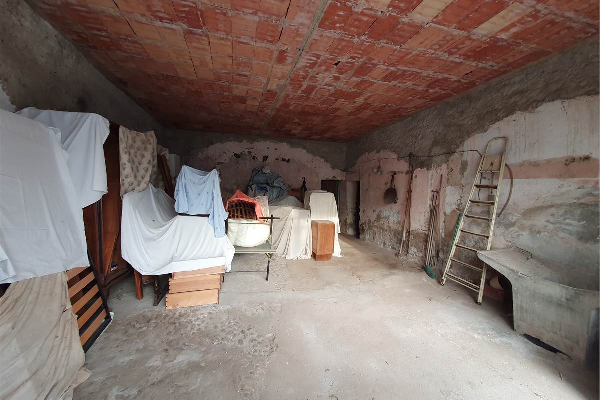 Intero casale con terreno a Fenegrò