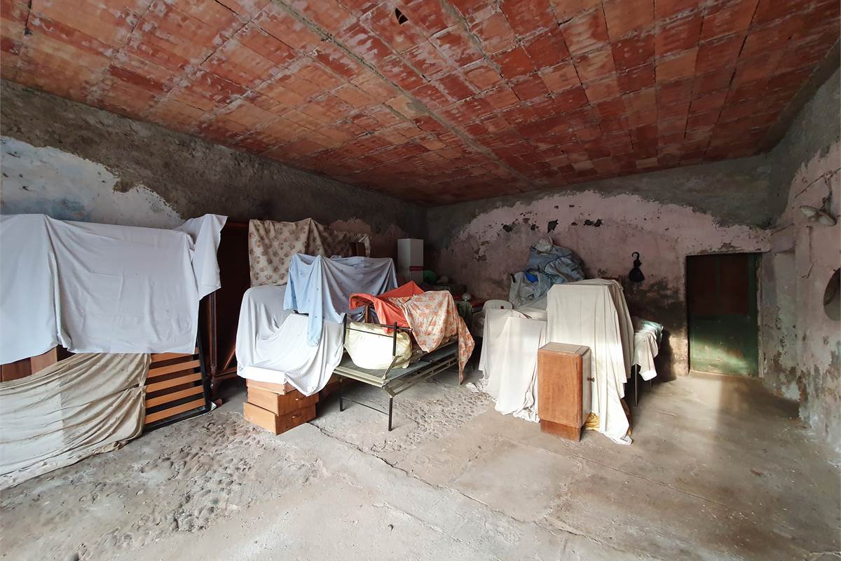 Intero casale con terreno a Fenegrò