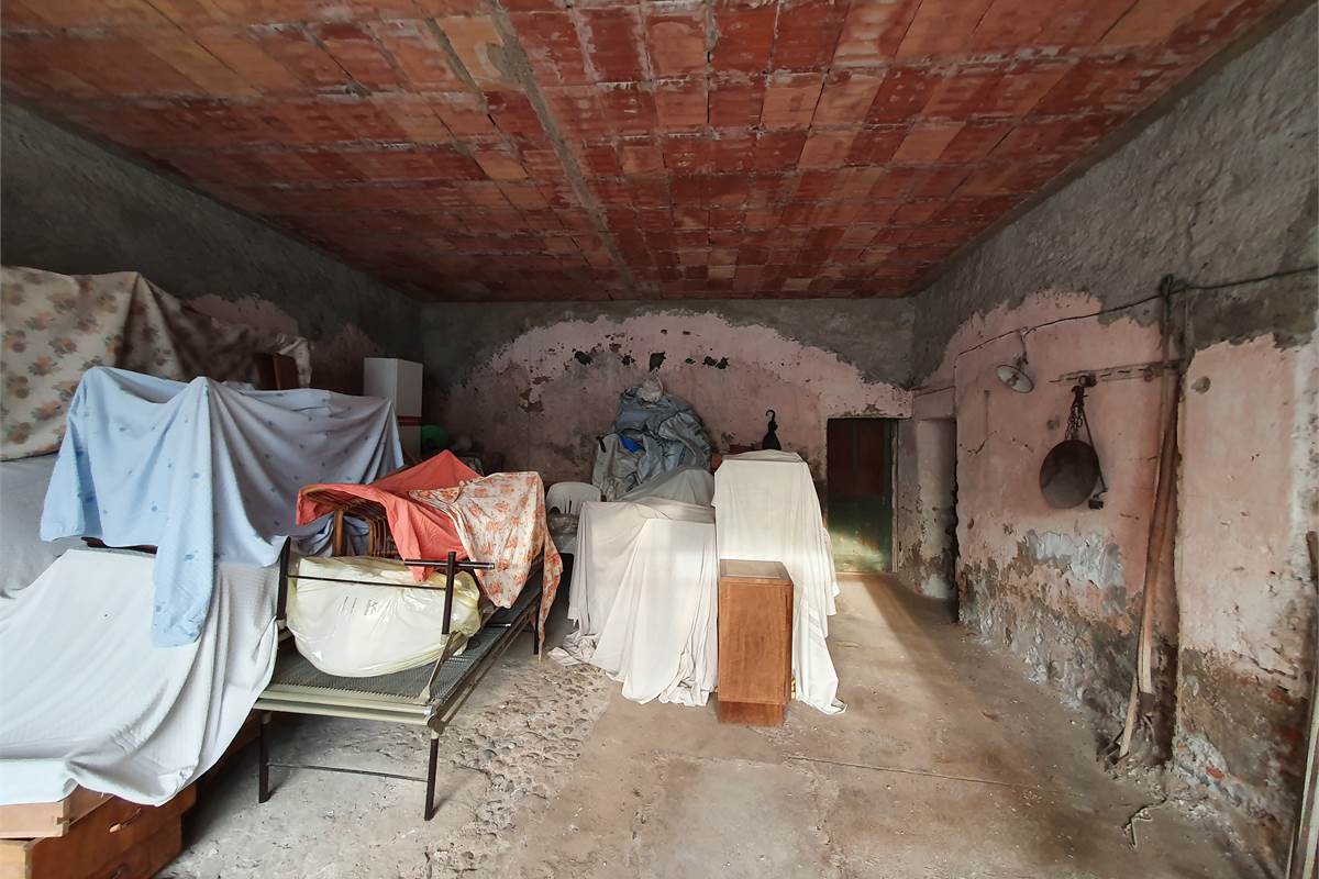 Intero casale con terreno a Fenegrò