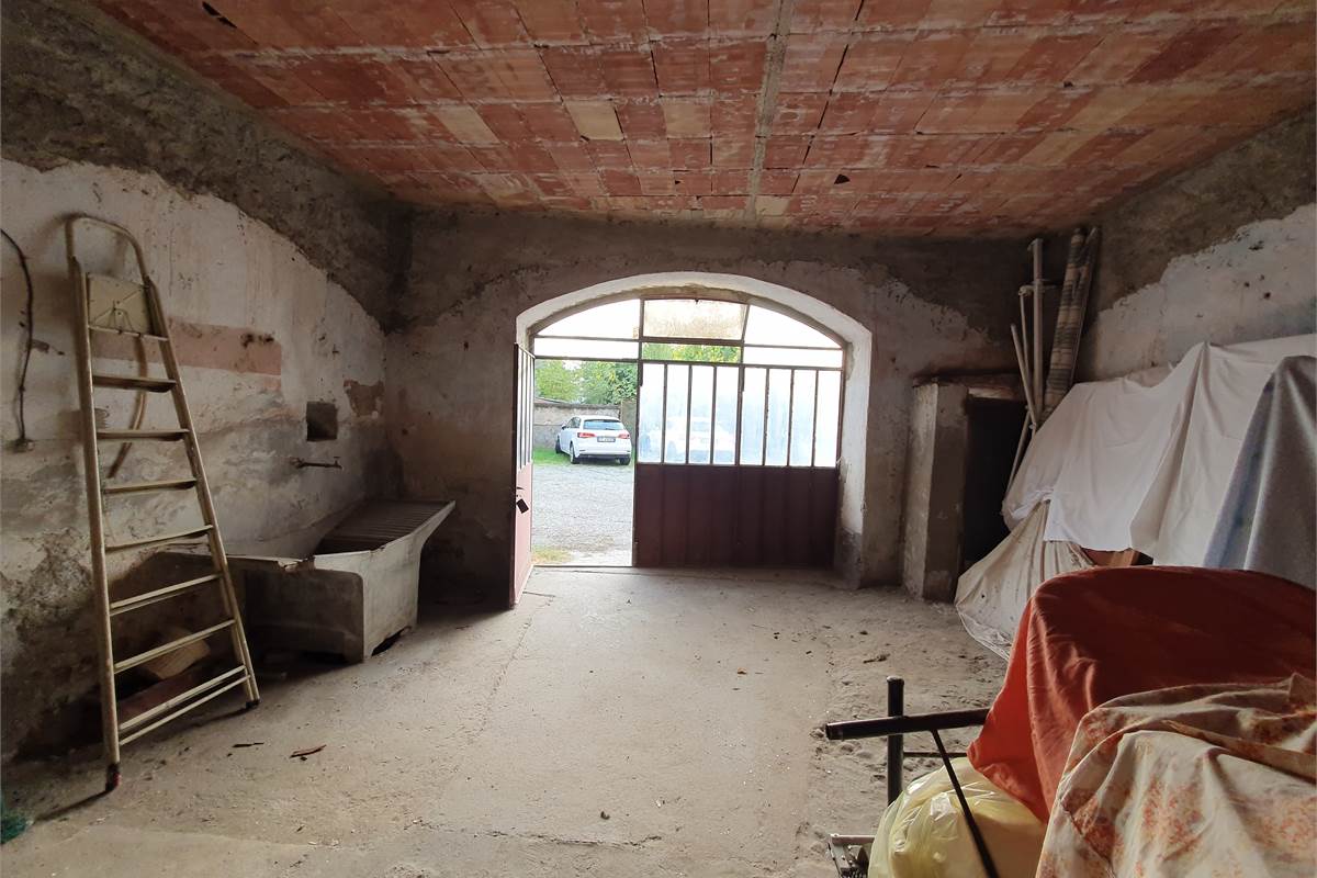 Intero casale con terreno a Fenegrò