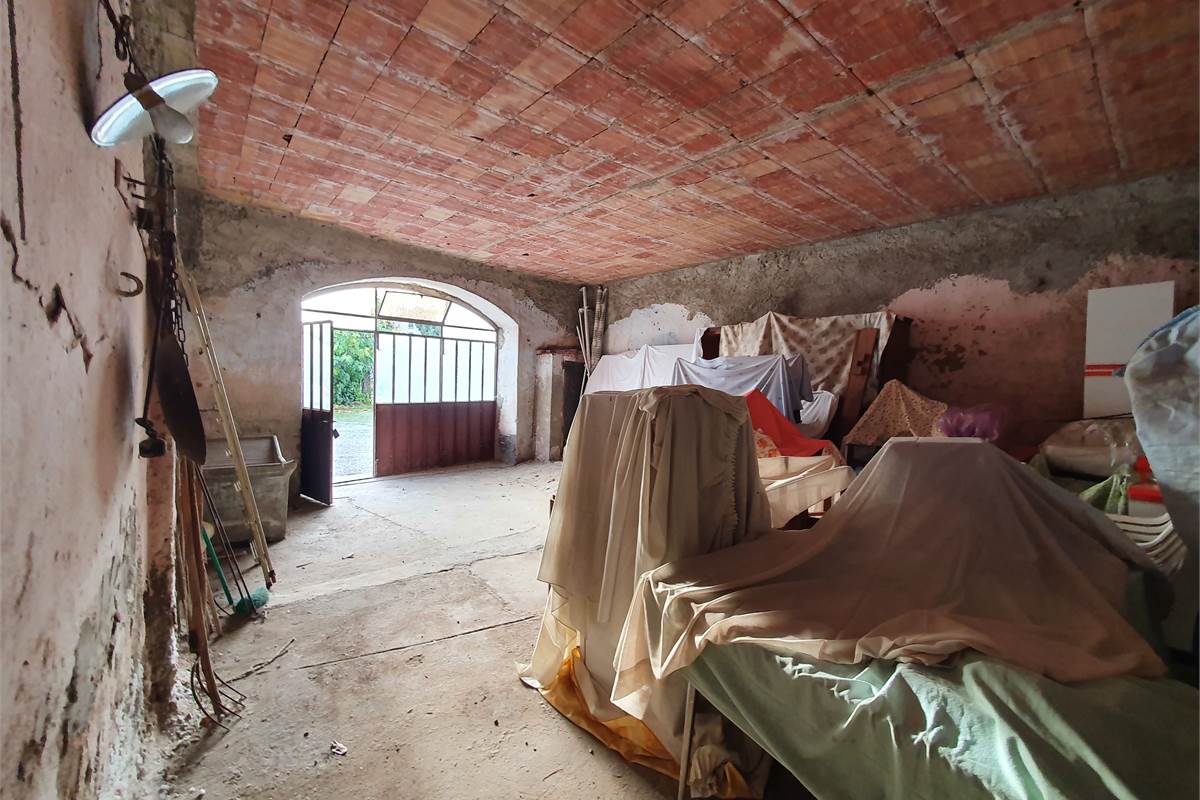 Intero casale con terreno a Fenegrò