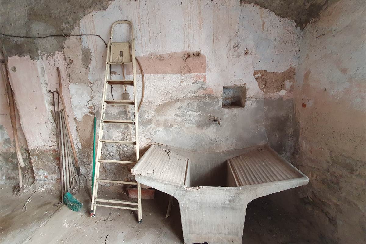 Intero casale con terreno a Fenegrò