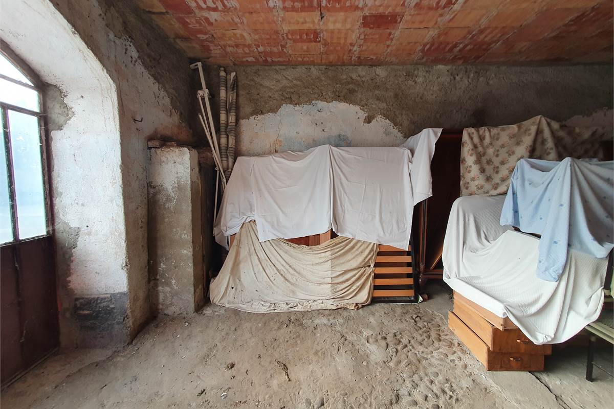 Intero casale con terreno a Fenegrò