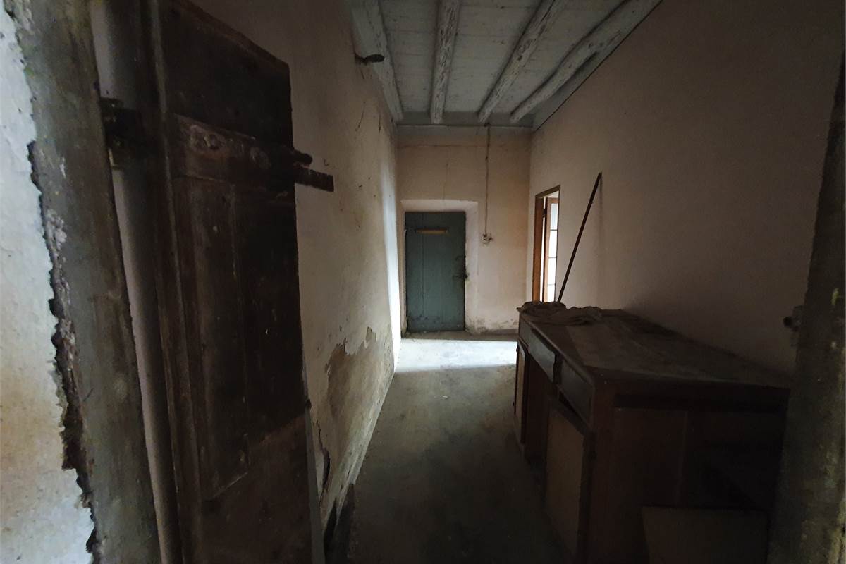 Intero casale con terreno a Fenegrò