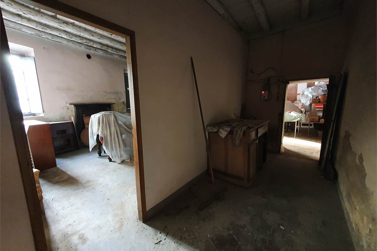 Intero casale con terreno a Fenegrò