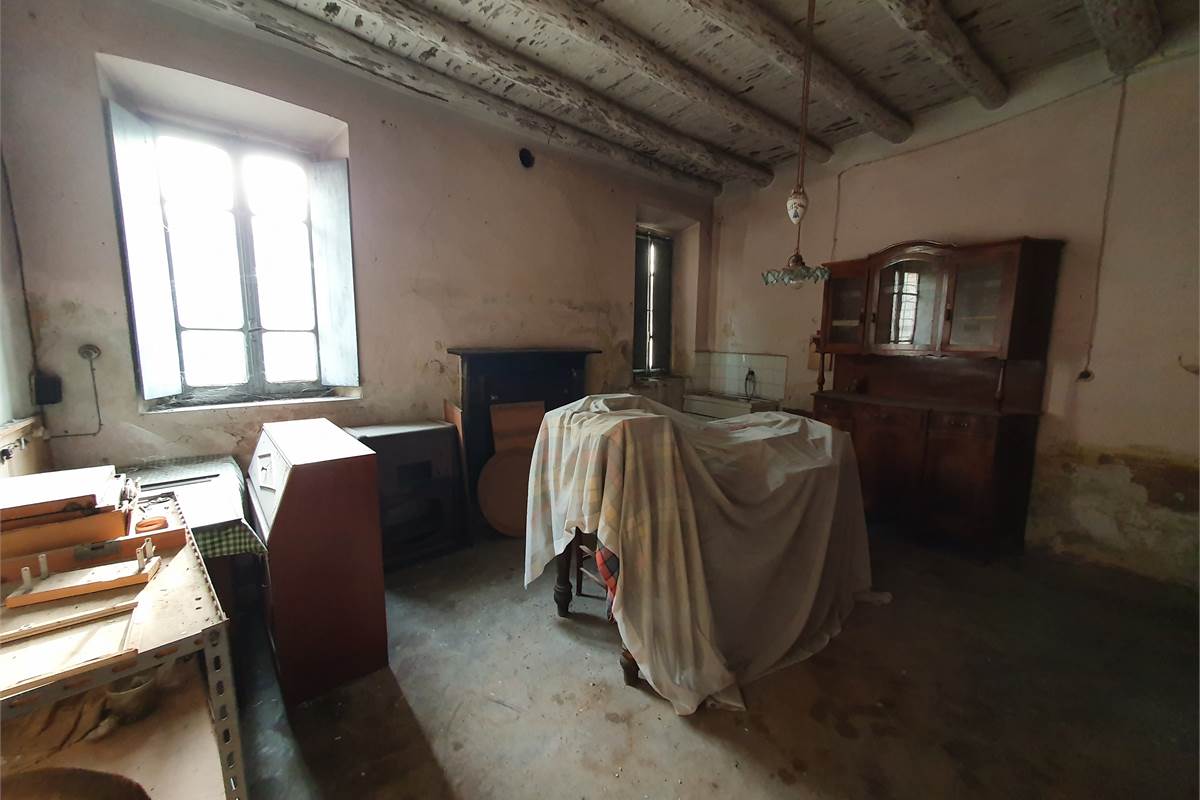 Intero casale con terreno a Fenegrò