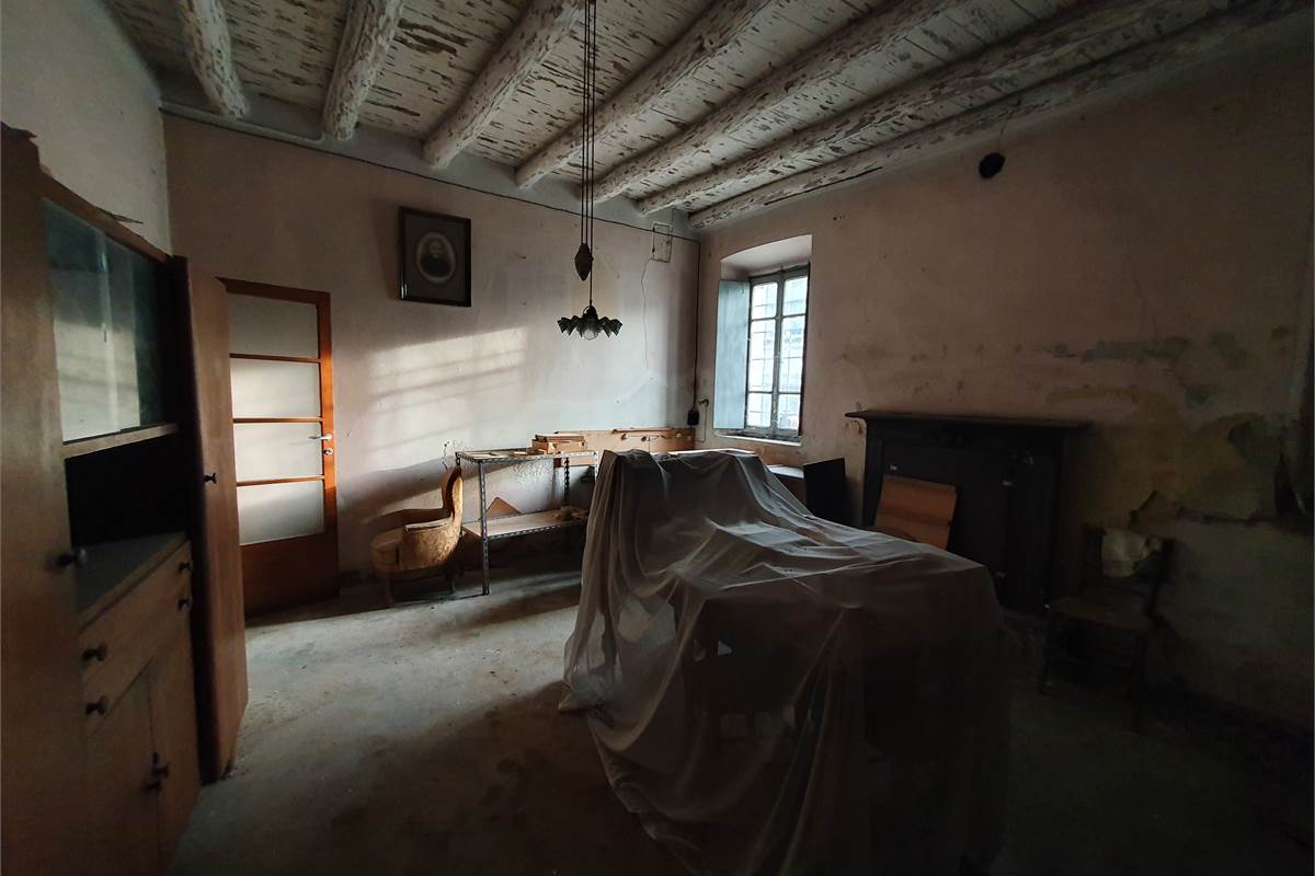 Intero casale con terreno a Fenegrò