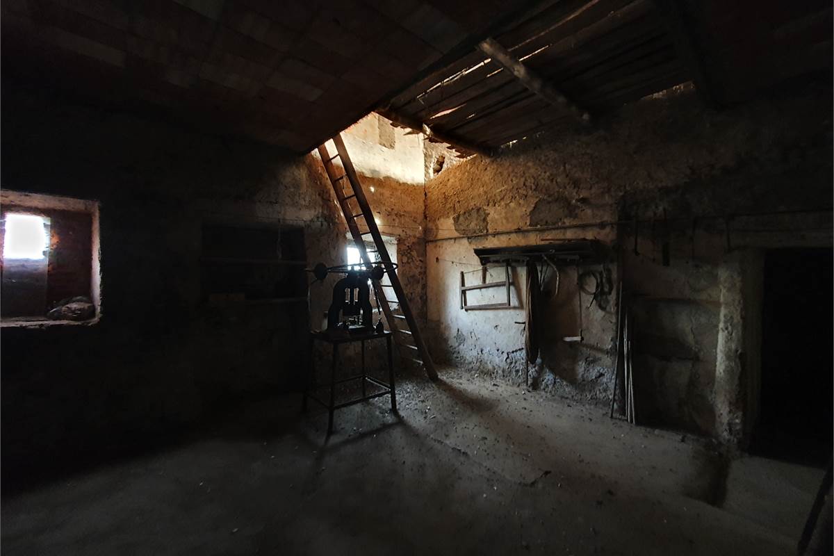 Intero casale con terreno a Fenegrò