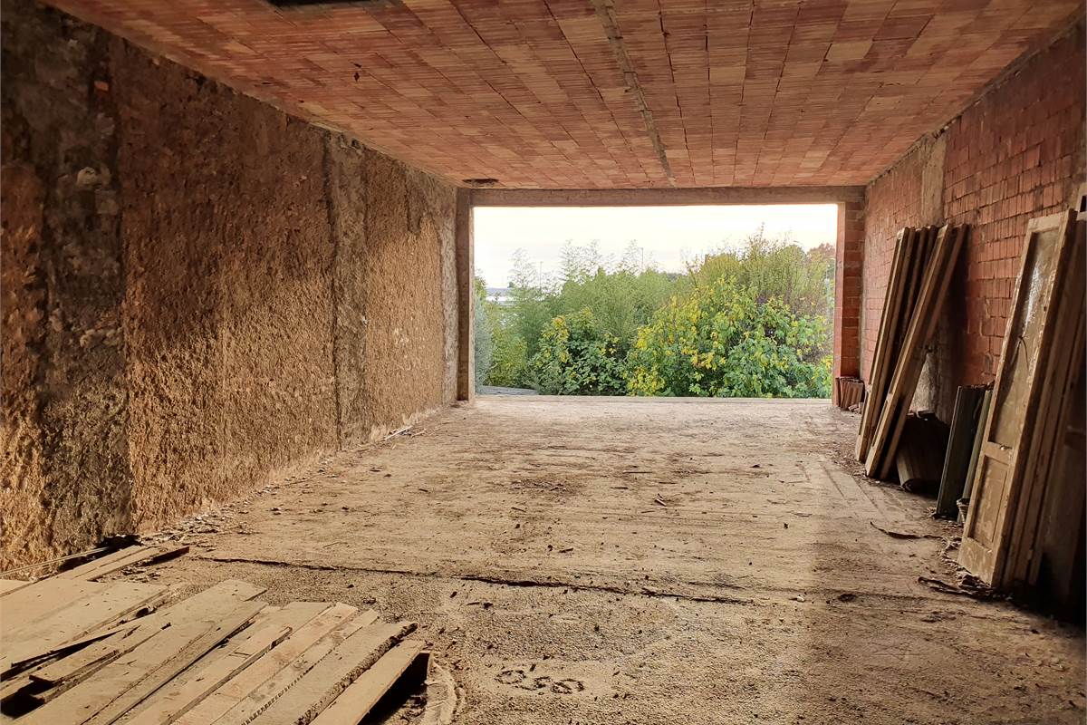 Intero casale con terreno a Fenegrò