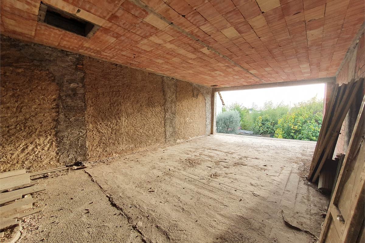 Intero casale con terreno a Fenegrò