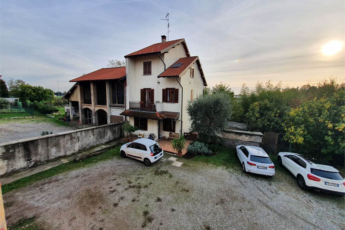 Intero casale con terreno a Fenegrò