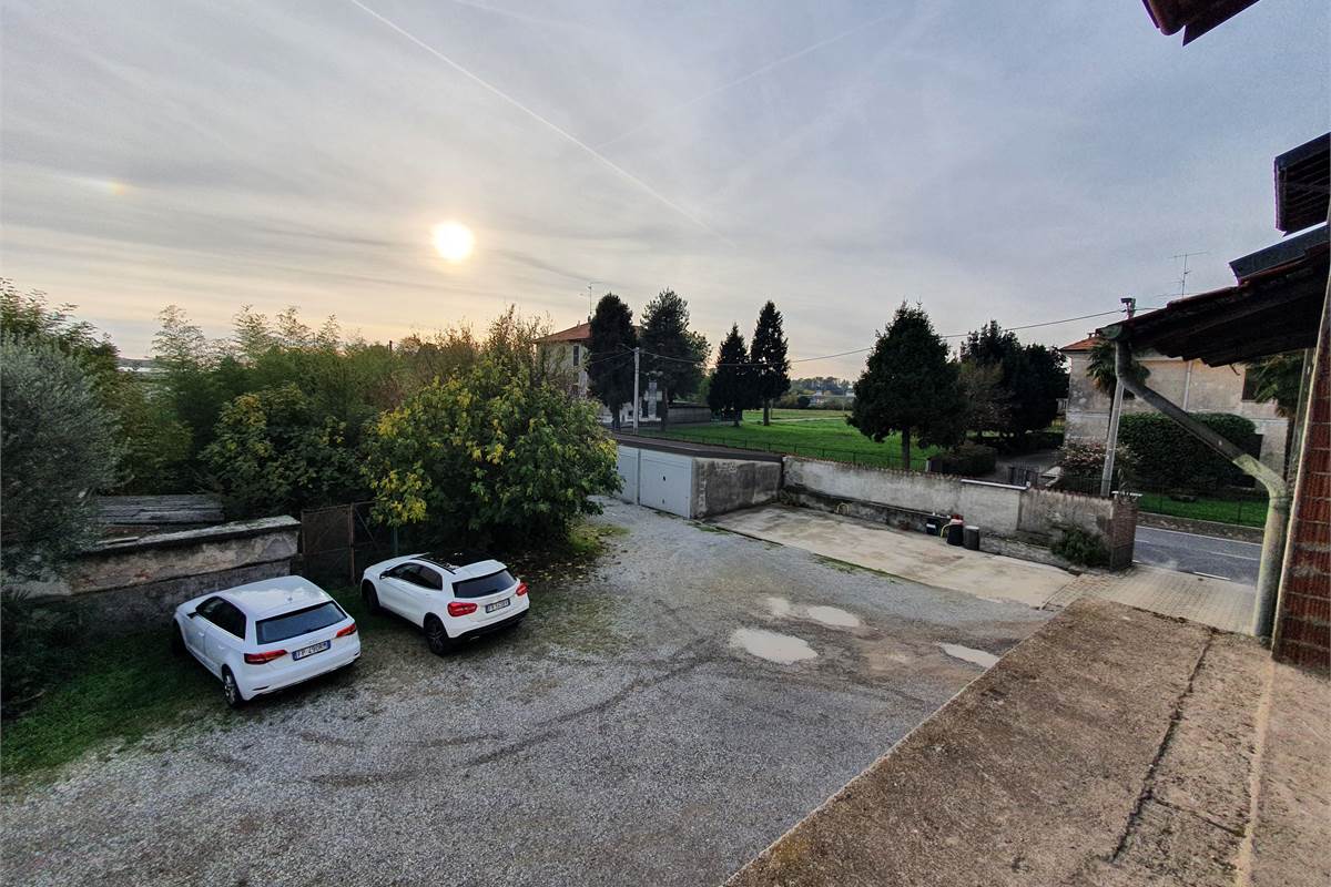 Intero casale con terreno a Fenegrò