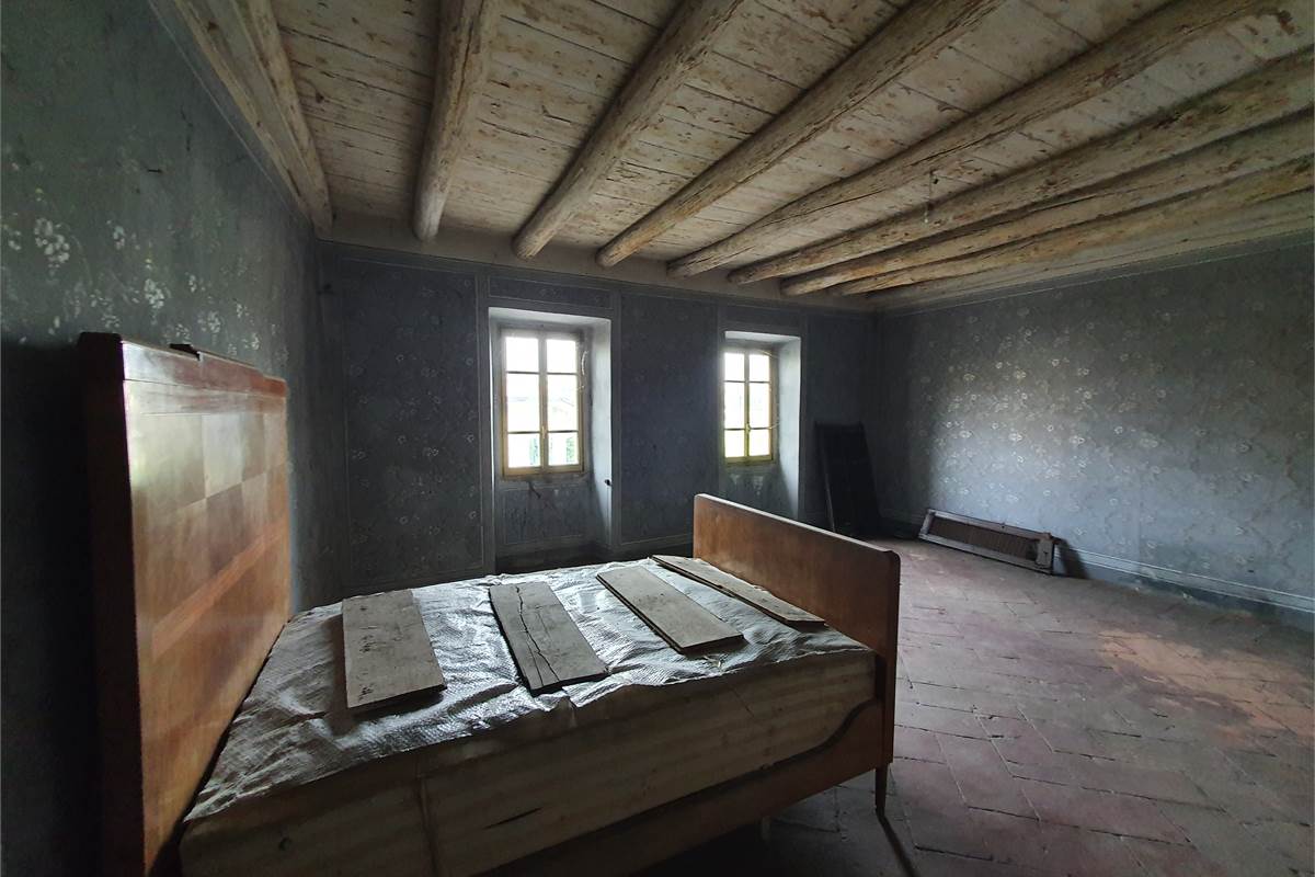 Intero casale con terreno a Fenegrò