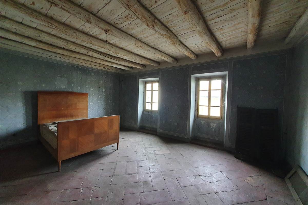 Intero casale con terreno a Fenegrò